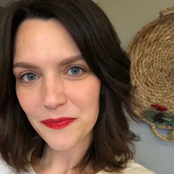 Meet your Posher, Caitlin - Picture 2 of 4